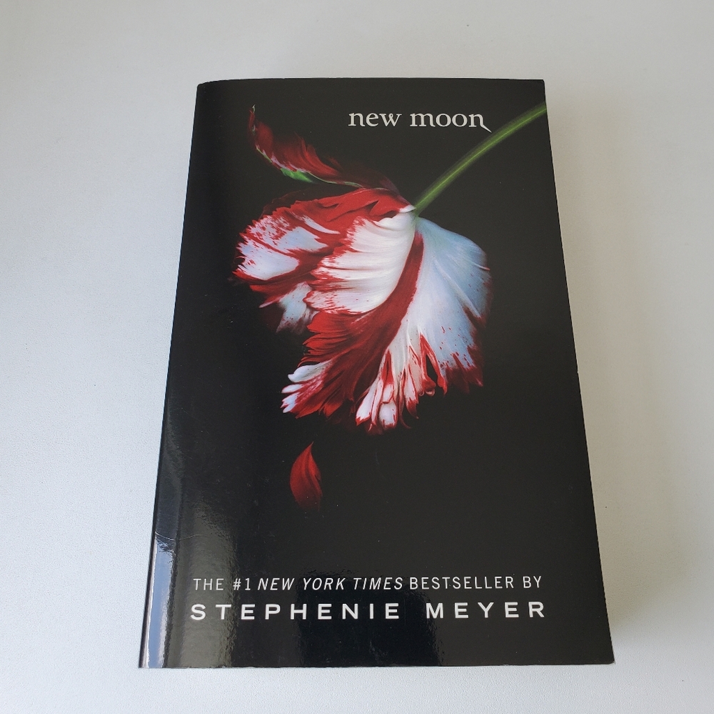 New Moon by Stephanie Meyer | The Twilight Saga: Book 2 (First Edition 2008)